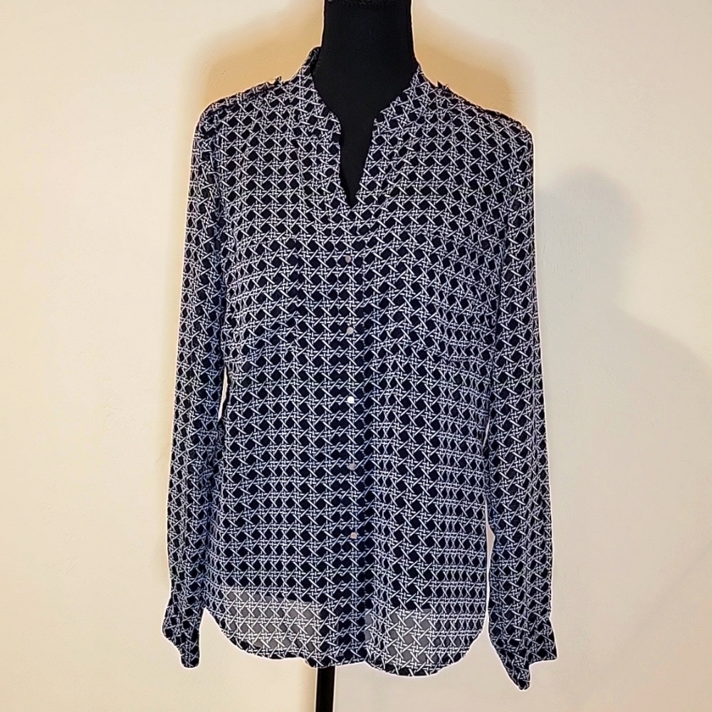 Banana Republic Long Sleeve Button Down VNeck Blouse  Black and White Pattern M